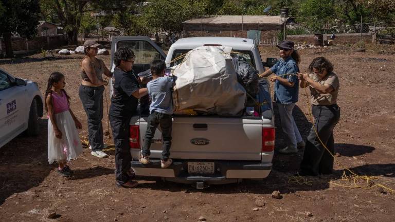 La colectiva Periferia Subversiva entrega despensas en la sierra del sur de Sinaloa.