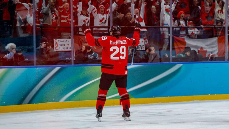 Nathan MacKinnon celebra el boleto de Canadá para la disputa del oro en el hockey de los Juegos Olímpicos de Invierno.