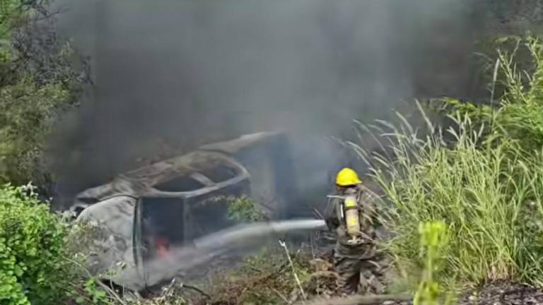 Una pickup quedó envuelta en llamas tras una falla mecánica en la carretera México 15, en Barobampo.