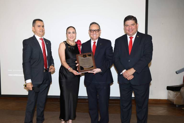 Raymundo Raúl Velarde Miller recibió un reconocimiento por sus 31 años de trayectoria colegiada.
