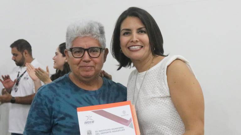 Liliana Mora (izq.), de softbol, recibe su constancia de manos de Fabiola Verde.