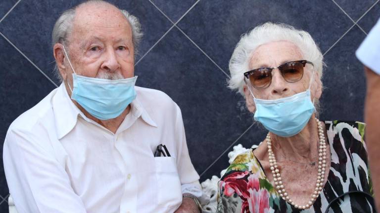 Doris y Arthur, franceses que viven desde 2008 en Mazatlán, acuden a vacunarse contra el Covid-19