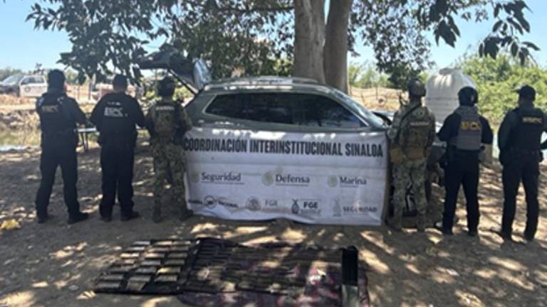 Elementos federales resguardan la SUV donde fueron localizados 818 cartuchos en Las Salvias.