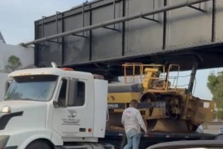 Grúa atorada en el Puente Negro provoca congestionamiento vial en Culiacán