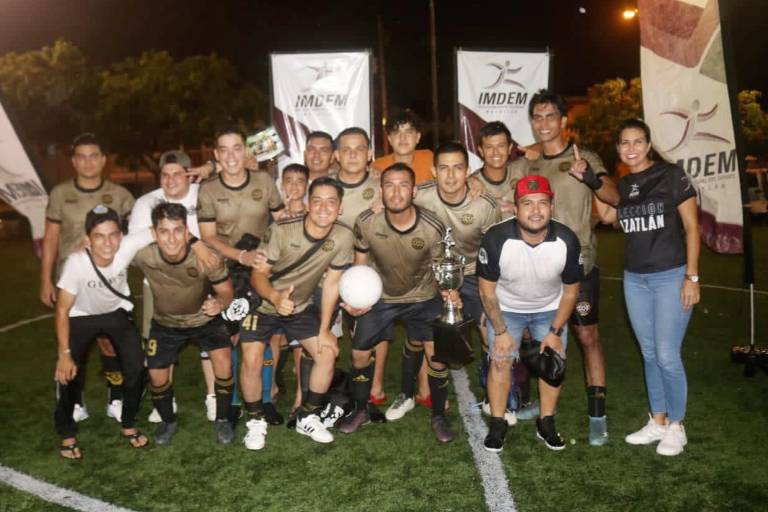 Se corona Dina en la Primera Fuerza de la Liga de Futbol del Fraccionamiento del Bosque