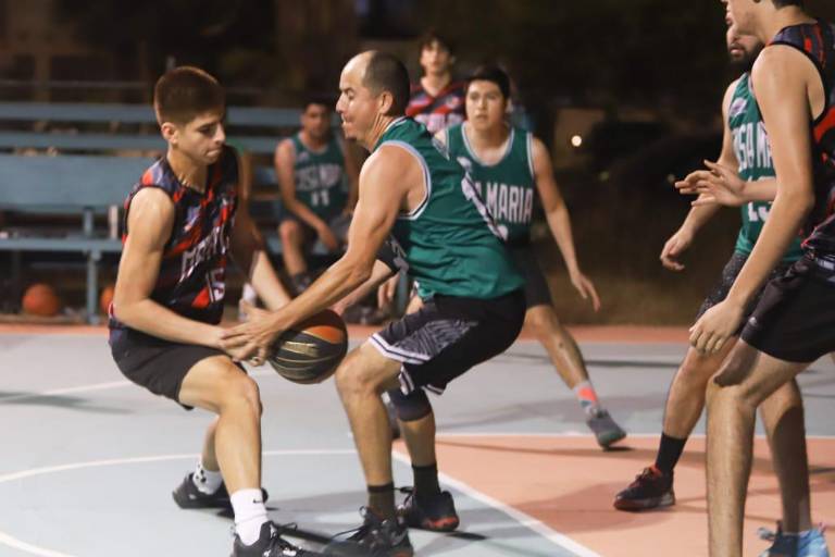 Forza Inmobiliaria lidera Torneo de Baloncesto Libre, en cancha La Marina