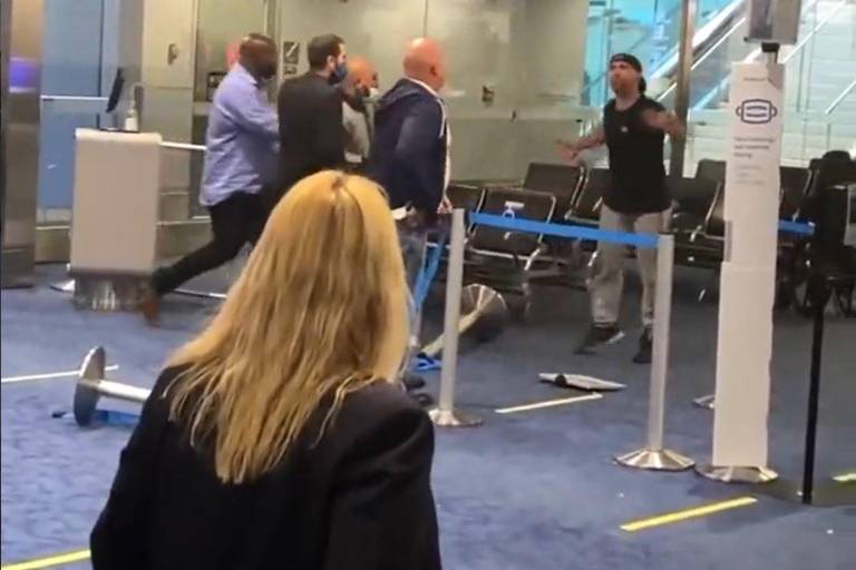 En Miami, pasajero se pone violento en aeropuerto cuando le piden usar cubrebocas; lo arrestan