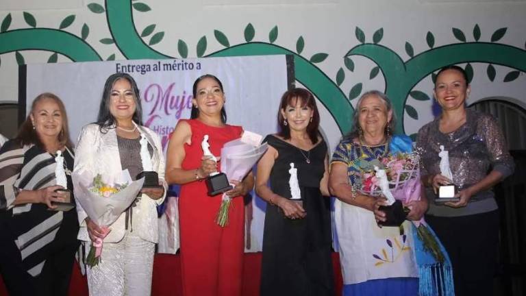 Juany Romero, Francis Cazares, Cesia Osuna, Celina Tirado, María Emilia Osuna y María Debaki Murillo con su reconocimiento.