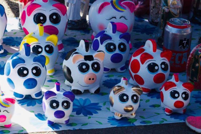 A base de yeso y mucha imaginación, Ignacio Magaña crea curiosas alcancías