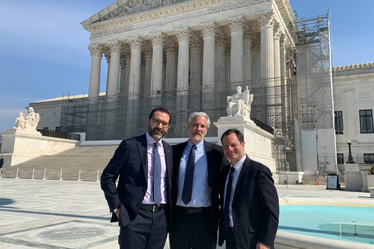 México expone ante la Corte de EU ‘prácticas irresponsables’ de fabricantes de armas; exige millonaria indemnización