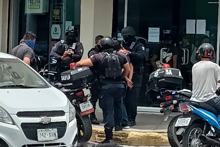 Hombre entra a la fuerza a tienda en el Centro, sin certificado de vacunación, y lo arrestan policías