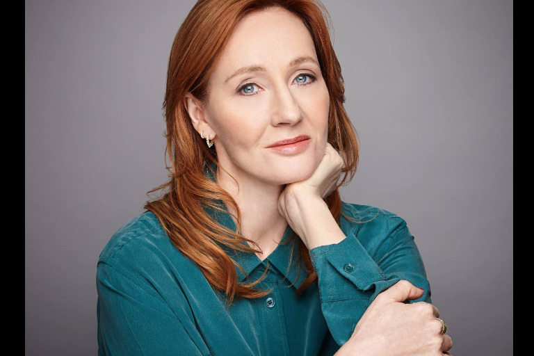 Lanza J.K. Rowling servicio de ayuda para víctimas de violencia sexual