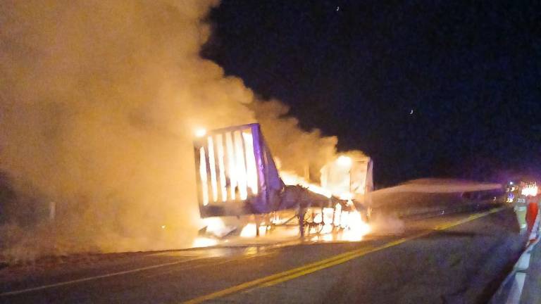 Durante la noche del miércoles un tráiler se incendio sobre la autopista, cerca de Rosario.
