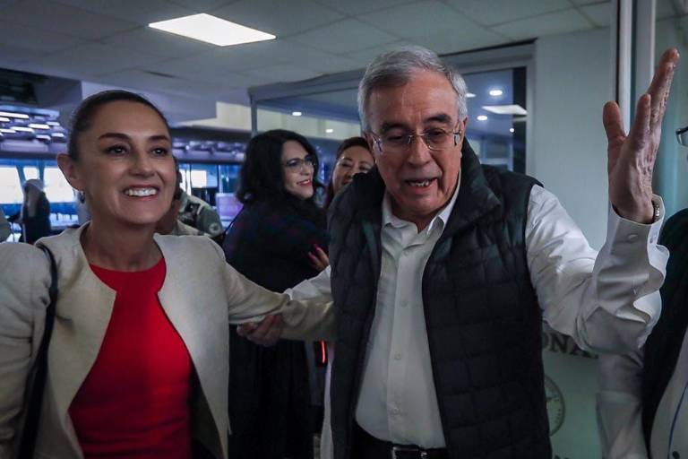 Gobernador Rubén Rocha Moya recibe a Claudia Sheinbaum en su llegada a Sinaloa
