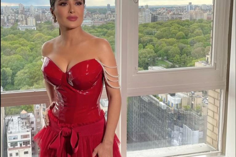 Salma Hayek se une a campaña contra el bullying y el acoso