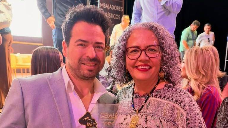 Fernando García Magallán, director general de Algodoneros, posa junto a la Gobernadora Graciela Domínguez y el premio Orgullo Sinaloense 2026.