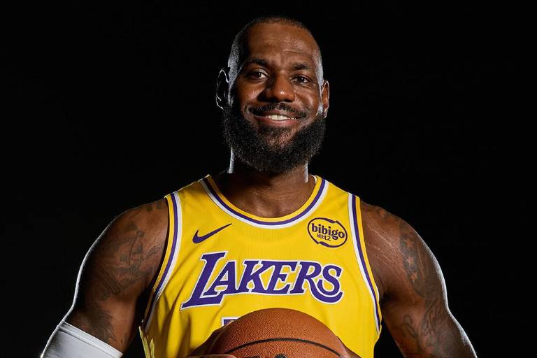LeBron James recibe duras críticas por usar un truco publicitario para anunciar alcohol
