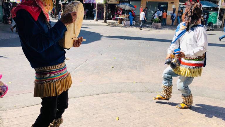 Matachines danzan en el centro de Culiacán