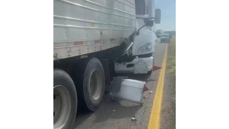 Tráileres impactados en la rampa de acceso a la autopista Durango-Mazatlán; no hubo heridos.