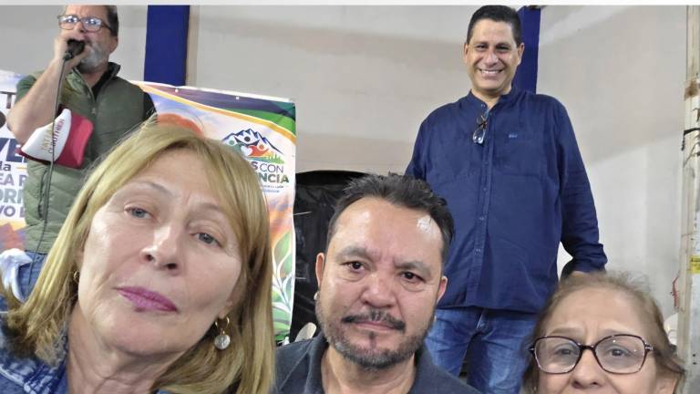 Tatiana Clouthier con simpatizantes en un encuentro en Monterrey.