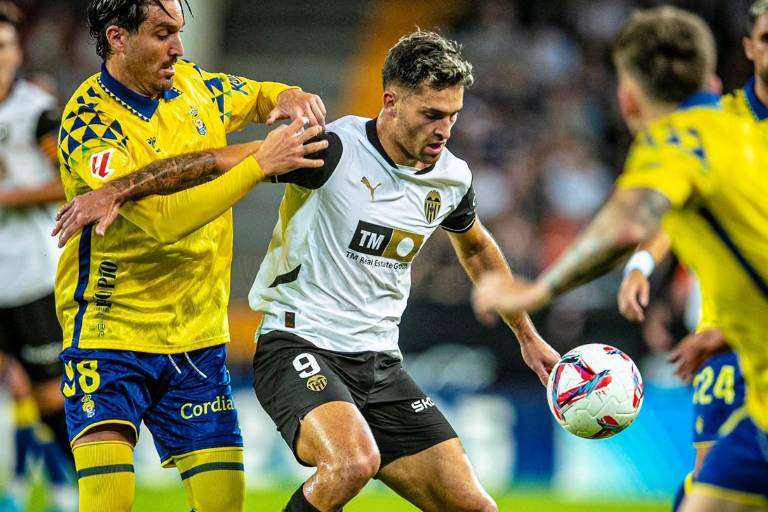 Las Palmas resurge y dinamita Mestalla con una remontada