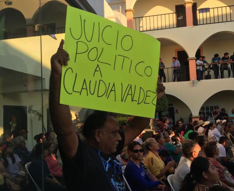 $!Irrumpen policías jubilados en informe de Claudia Valdez Aguilar, en Rosario