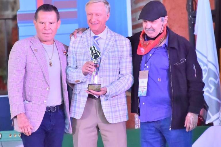 Floyd y Julio coquetean con subirse al ring