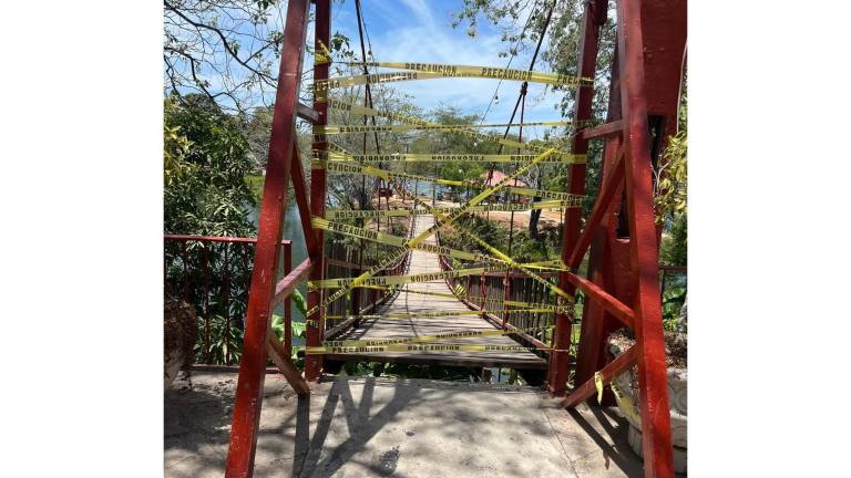 La entrada al puente luce con sellos de precaución.