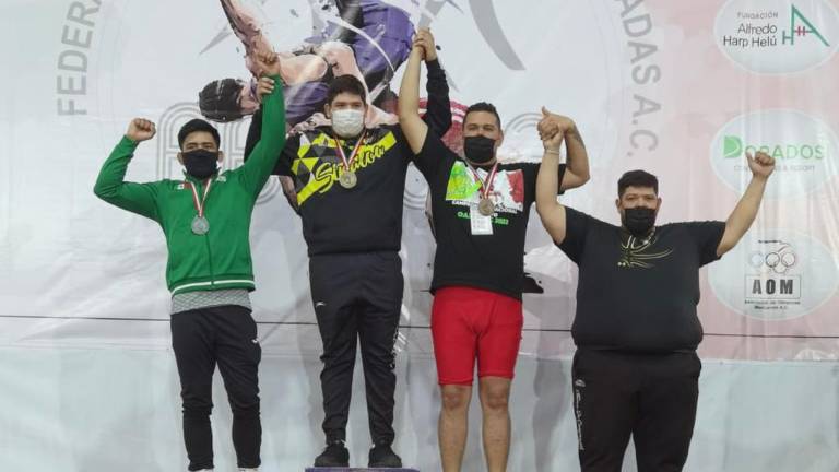 Paúl Morales, en lo más alto del podio en su categoría del Clasificatorio Nacional de Luchas.