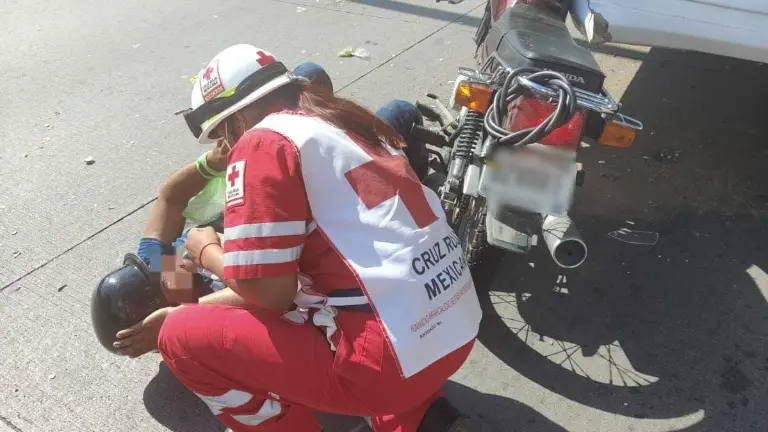 Tras el impacto, el motociclista golpeó su rostro contra la estructura del camión y permaneció inconsciente durante varios minutos.