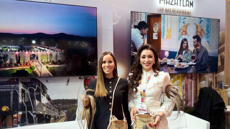 La Secretaría de Turismo Mireya Sosa Osuna en el stand de Sinaloa en la Fitur.