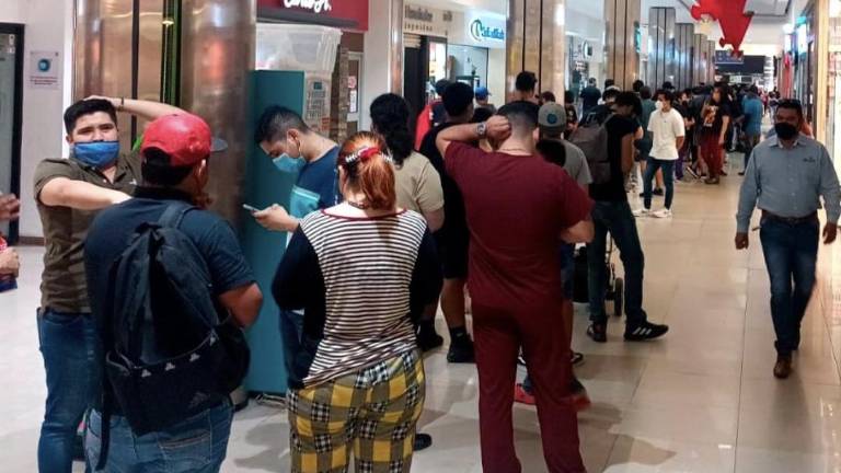 Hacen largas filas para comprar boletos para el estreno de nueva cinta de ‘Spider-Man’ en Mazatlán