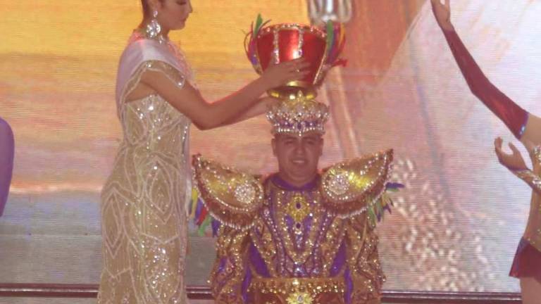 Javier I “El Chiras” recibe la corona como Rey de la Alegría del Carnaval de Mazatlán 2026.