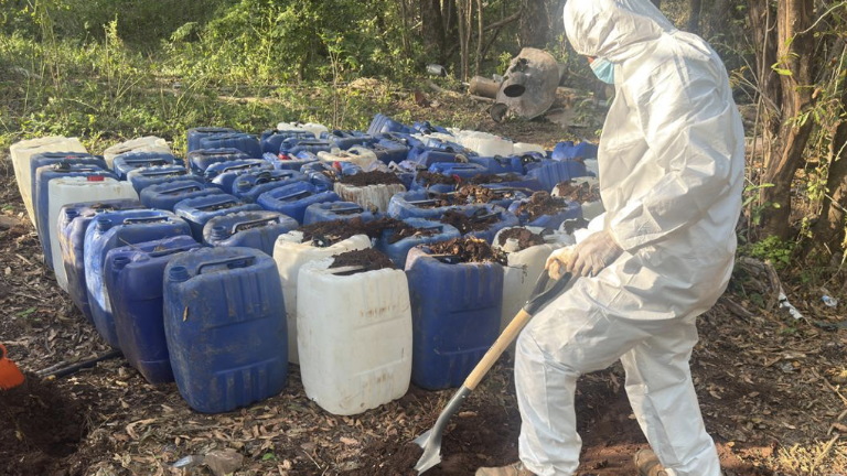 Elementos militares localizaron 11 laboratorios clandestinos de metanfetamina en la sierra de Cosalá.