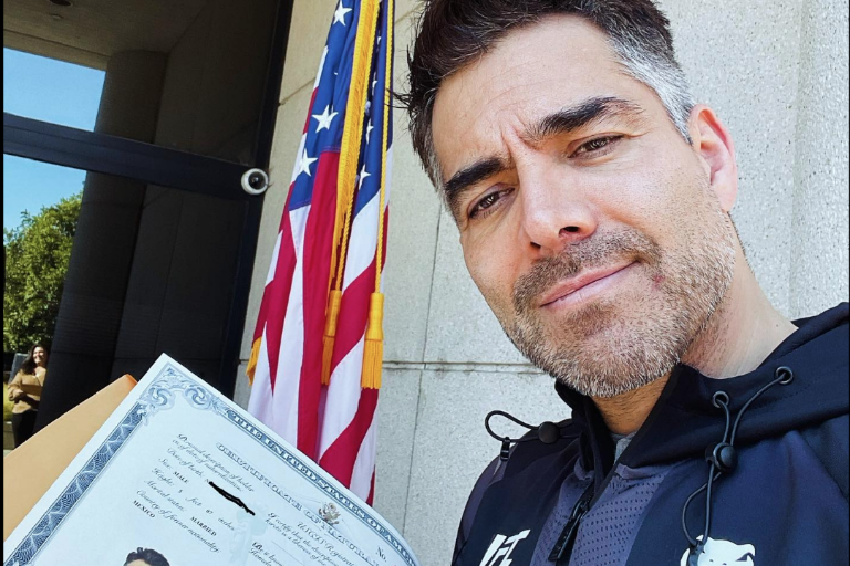 Festeja Omar Chaparro haber recibido la ciudadanía estadounidense