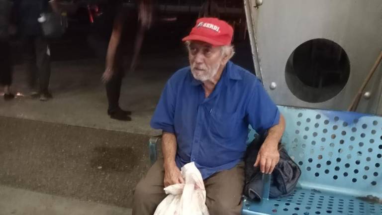 Don Rafael Zepeda fue localizado en la central de autobuses y se solicita ayuda para contactar a sus familiares.