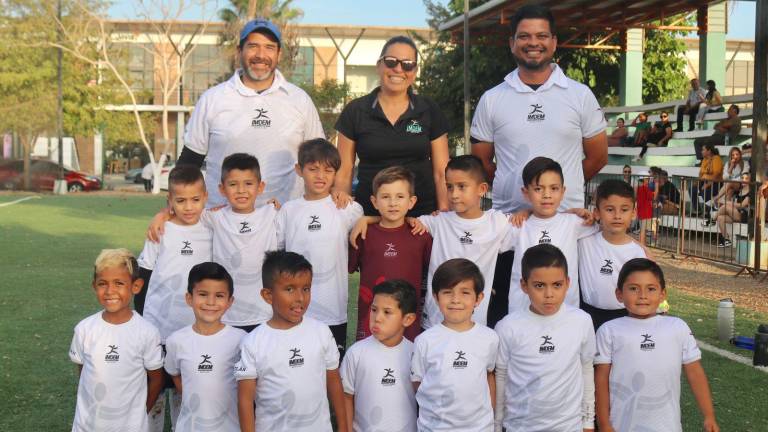 Selección Chupones recibe uniformes que portarán durante Estatal de Futbol