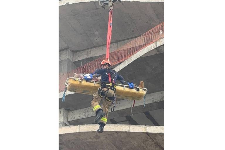 Bomberos de Mazatlán evitan tragedia al rescatar a un obrero de la construcción empalado por una varilla