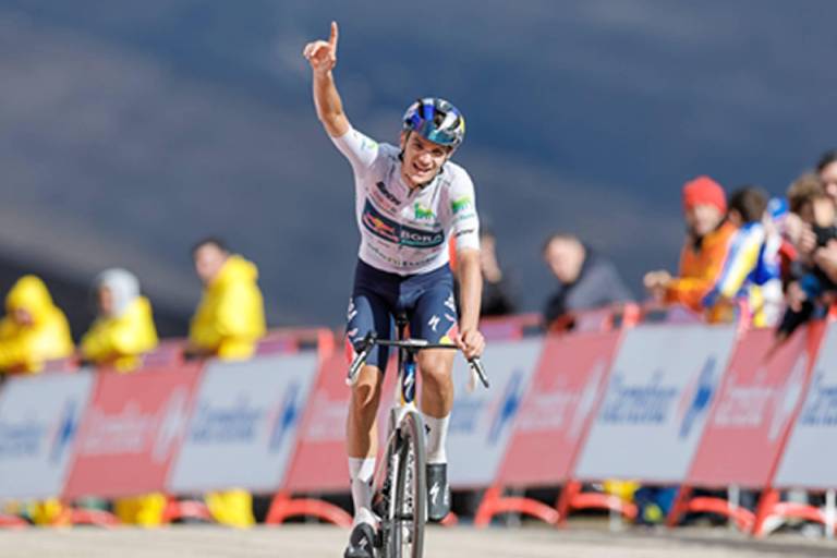 Pellizzari conquista el Morredero y Vingegaard defiende el rojo en La Vuelta a España