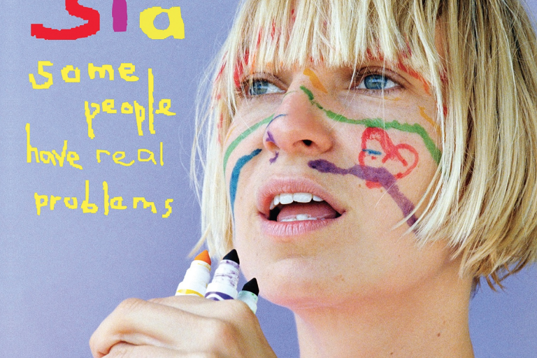 Presenta Sia un radical cambio en su rostro tras cirugía plástica facial