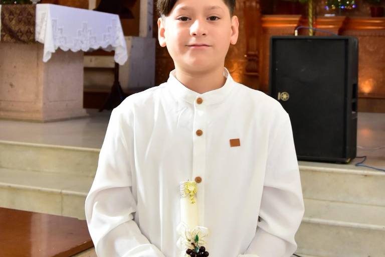 Recibe su Primera Comunión Santiago Medina Mendoza