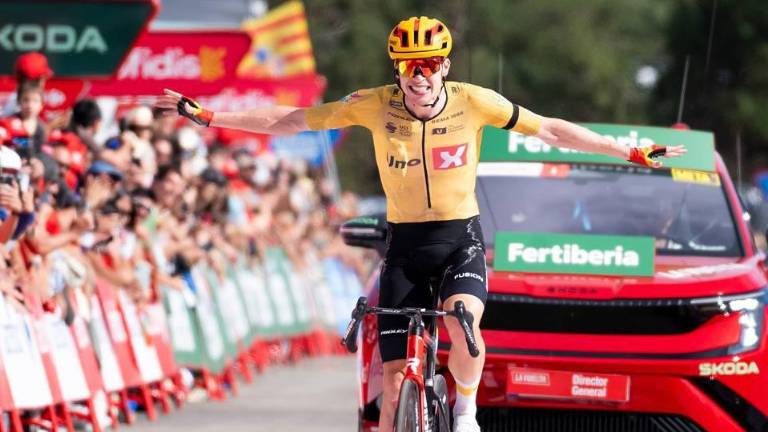 Andreas Leknessund llega triunfal a la meta.