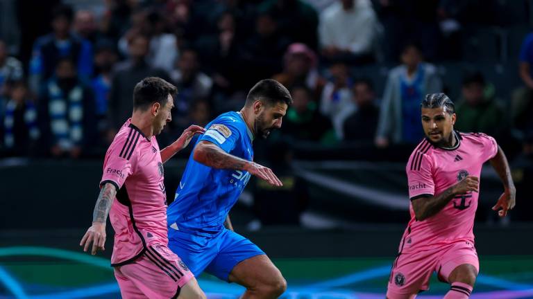 Lionel Messi trata de despojar del esférico a un jugador del Al-Hilal, en el duelo amistoso que tuvieron.