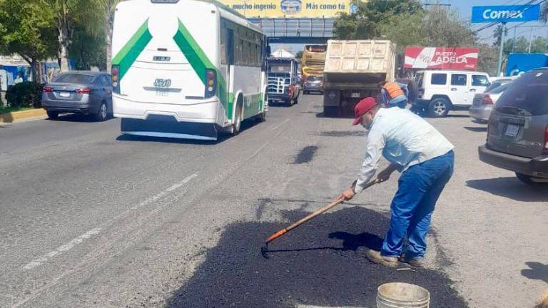 Brigadas de Obras Públicas realizaron trabajos de bacheo en diversas calles de Mazatlán como parte del programa permanente de mantenimiento vial.