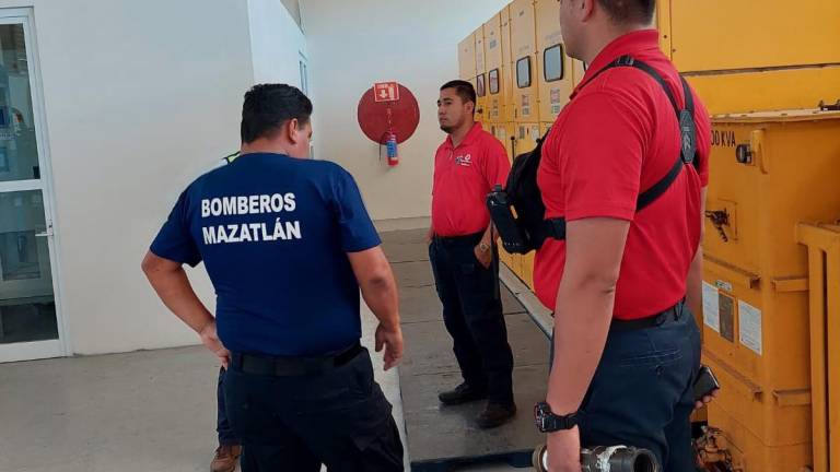 Personal de Protección Civil de Mazatlán inspecciona las instalaciones del Aeropuerto Internacional local.