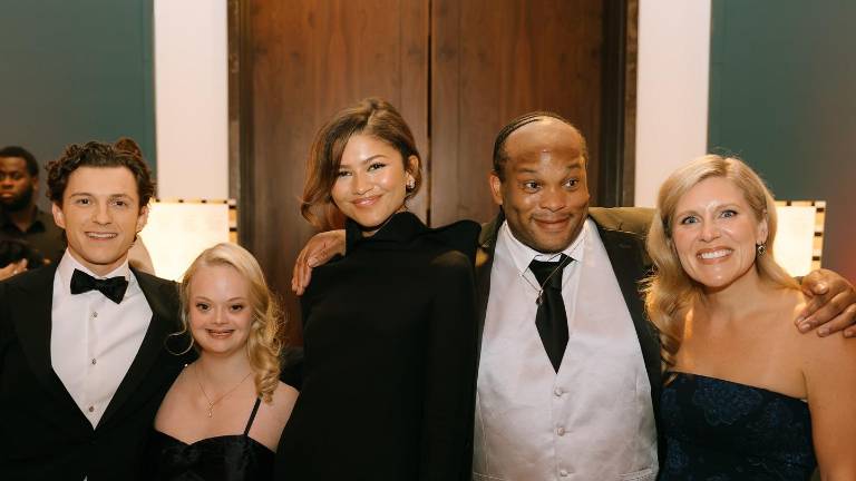 El actor participó en un evento para The Brothers Trust, la organización benéfica que dirige con sus tres hermanos: Sam, Harry y Paddy Holland, lo acompañó su prometida Zendaya.