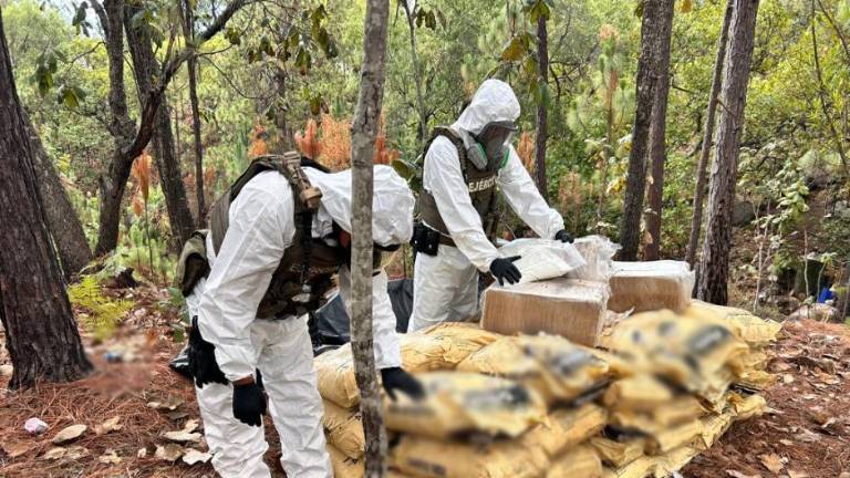 Soldados custodian los químicos decomisados en los laboratorios clandestinos de Sinaloa y Chihuahua.