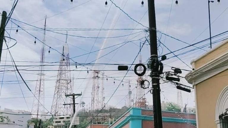 Bomberos y personal de CFE atendieron la falla que provocó un apagón en el Centro Histórico de Mazatlán.