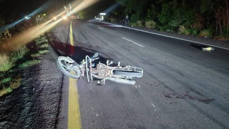 La motocicleta quedó abandonada sobre la carretera México 15 tras el accidente que cobró la vida del conductor.