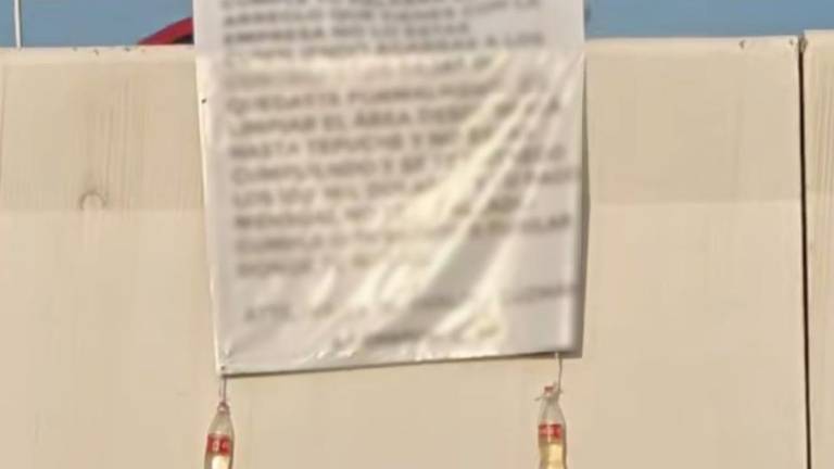 La lona con el mensaje fue retirada del puente peatonal ubicado en avenida Álvaro Obregón, Culiacán.